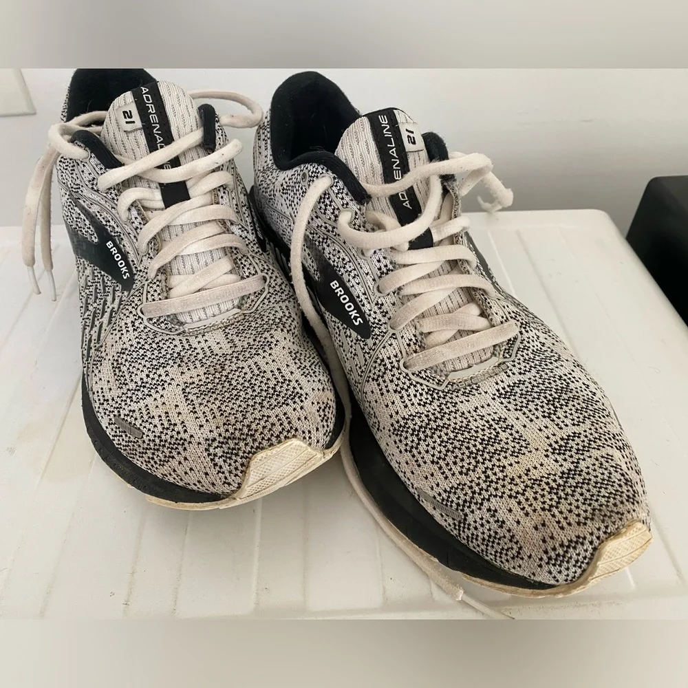 Brooks Adrenalin 21 Neutral-Pattern Running Shoes in Black and White Women's 10